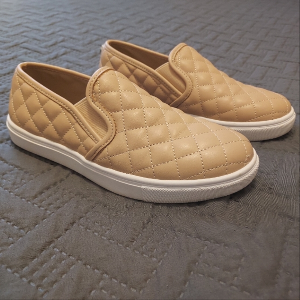 Steve Madden | Beige | 5.5 | Leather Flocked Shoes |